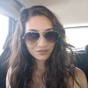 Meet your Posher, Gloria